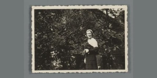 Portrait of Cato Merks by a tree