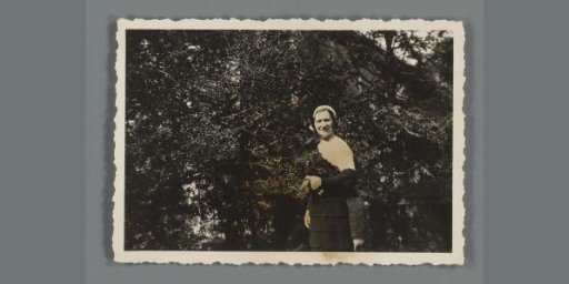 Portrait of Cato Merks by a tree
