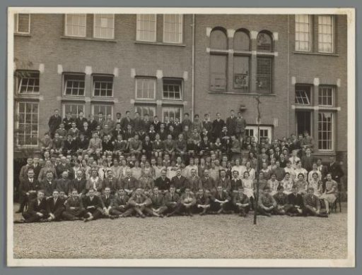 Group portrait of unknown pupils and teachers of the Christian High School at the back of the building in the Moreelsestraat, Amsterdam