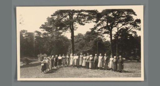 Group portrait of unknown people, standing hand in hand, on the Lindenheuvel in Bloemendaal