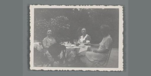 Four women at a table in the Stadtpark, St. Gallen
