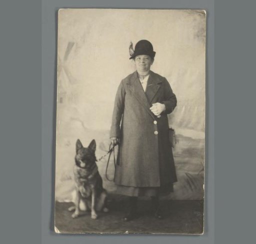 Portrait of Corry Merks with a dog