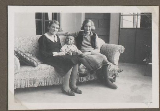 Portrait of Sietske Streekstra, Martha and Hein van Steenis on a Sofa