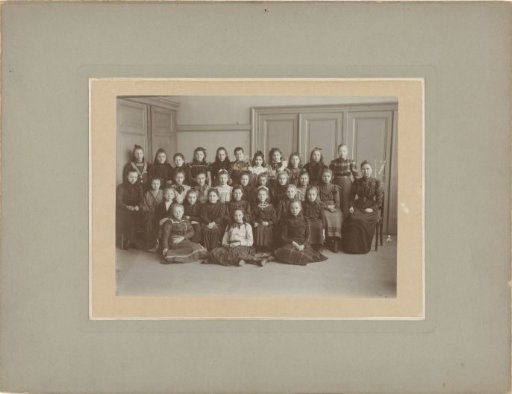 Class photograph of the sixth grade of the Elisabeth Wolff girls' school