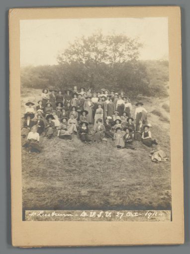 Group portrait of unknown students of D.V.S.V. in a nature reserve, on the occasion of the first lustrum