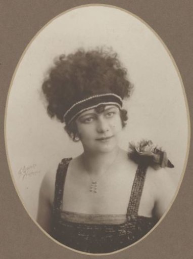Oval portrait of the cabaret singer Louisette