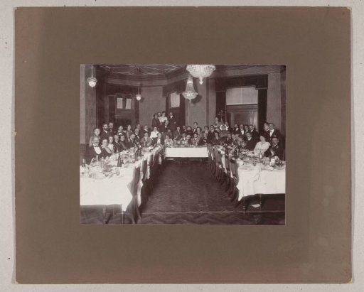 Group portrait during a dinner with among others Simon Maris and Gerrit Heinrich Kroon