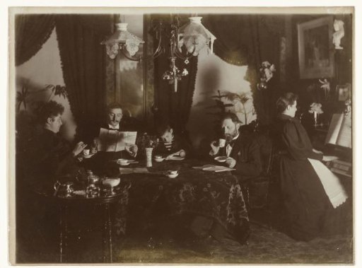 Family at table and at the piano, drinking tea or coffee and reading in De Kampioen