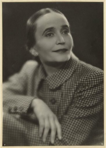 Portrait of actress Nel Knoop in a checkered cloak