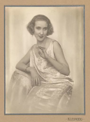 Portrait of Lettie van Lier-van Wijk, mannequin for Hirsch, seated in a dress