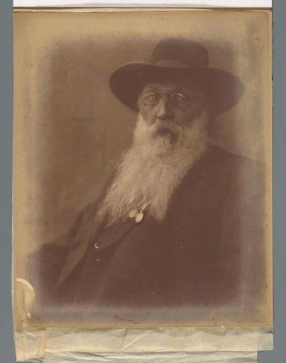 Portret van een man met baard en hoed en een sigaar in de mond