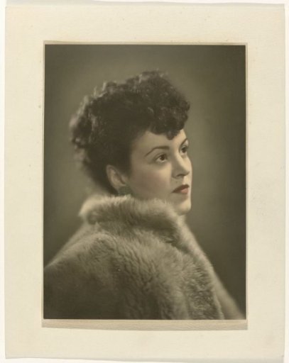 Portret van een vrouw in bontjas