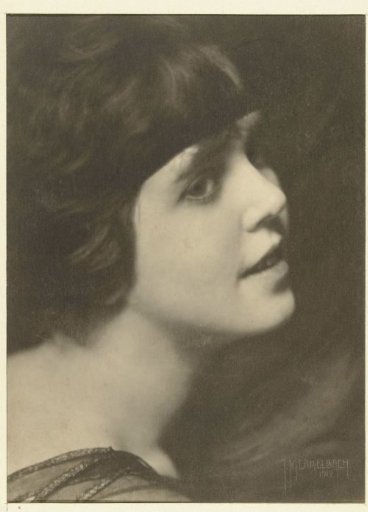 Portrait of actress Lily Bouwmeester