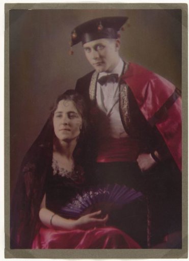 Portrait of Mies Rosenboom-Merkelbach and husband in Spanish costume
