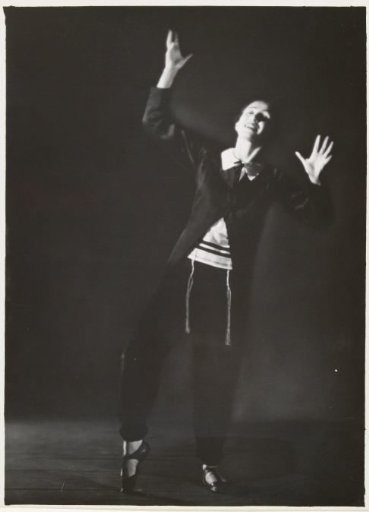 Chaja Goldstein in a theatrical performance
