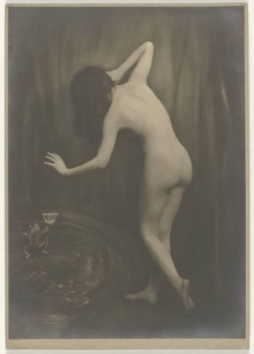 Standing female nude by a (drawn) fountain with Frog Prince