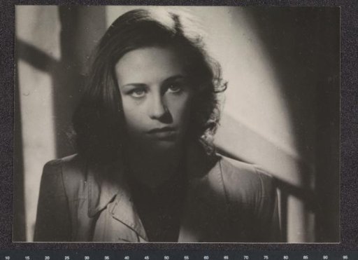 Still uit de film Die Mörder sind unter uns, met actrice Hildegard Knef
