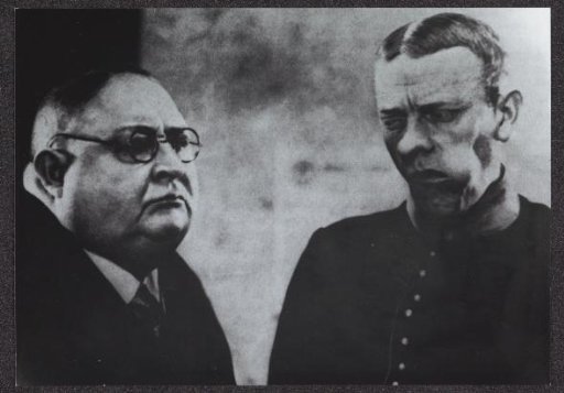 Fotoreproductie van een fotomechanische afdruk van een still uit de film Der Sonderling, met rechts acteur Karl Valentin