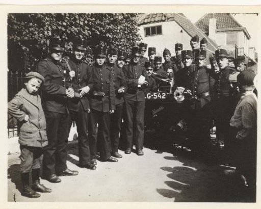 Soldiers in and around a Hupmobile in Alphen aan den Rijn, during the general mobilization
