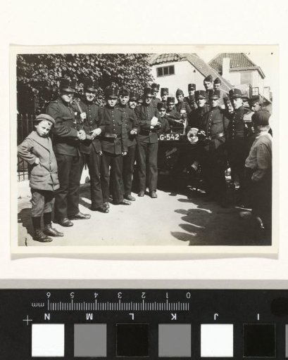 Soldiers in and around a Hupmobile in Alphen aan den Rijn, during the general mobilization