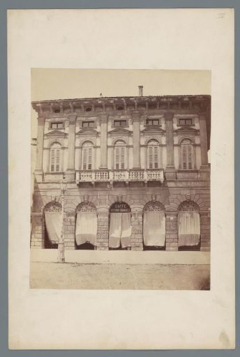 View of the Tribunal de commerce and the Pont Notre-Dame in Paris