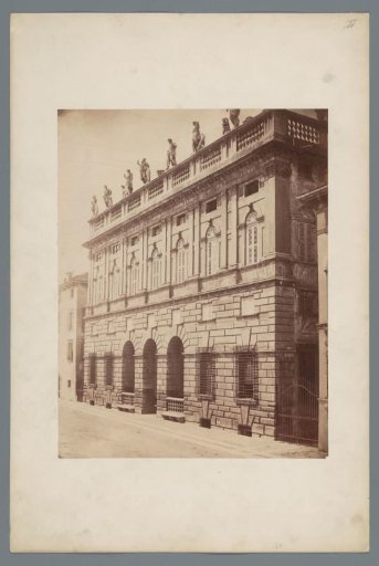 View of the Tribunal de commerce and the Pont Notre-Dame in Paris