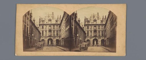 View of a façade in Paris, presumably of the Palais-Royal