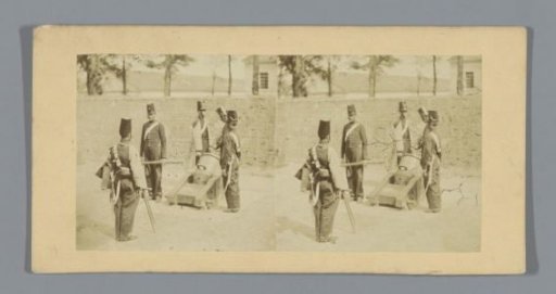 Five French soldiers around a cannon