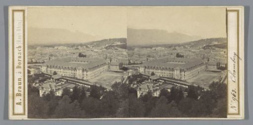 Gezicht op Chambéry, gezien vanaf de Colline de Bellevue, vooraan de voormalige militaire kazerne Carré Curial met erachter de kathedraal Saint-François-de-Salles, in de verte de Mont du Chat