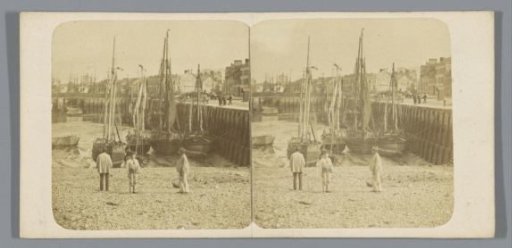 Persons on the beach of Fécamp