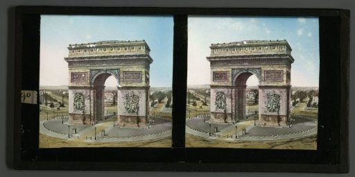 View of the Arc de Triomphe in Paris, France
