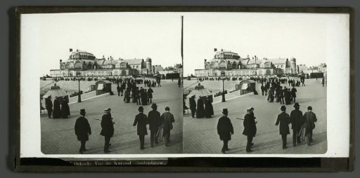 Passers-by on the boulevard in front of the Kursaal Oostende