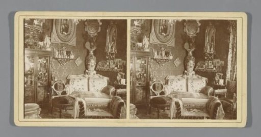 Living room with furniture, works of art and photographs