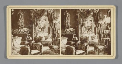 Living room with furniture, works of art and photographic portraits