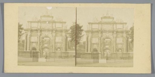 Triumphal arch behind a fence