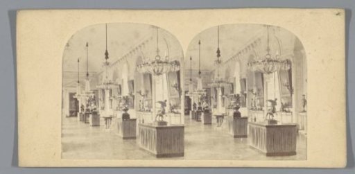 Gallery with vases, sculptures and paintings