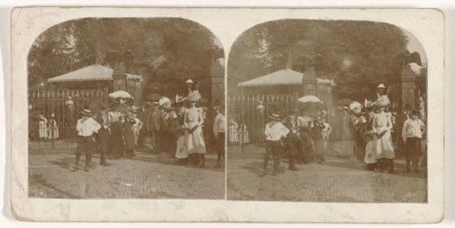 Children at the entrance gate of Artis