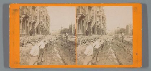 Men laying sewers on the Overtoom during the reclamation, Amsterdam