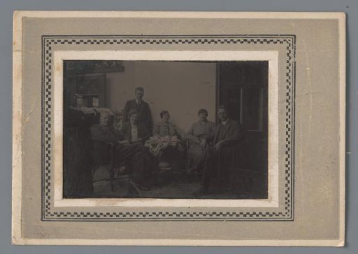 Family portrait in Café Flora in Doorn