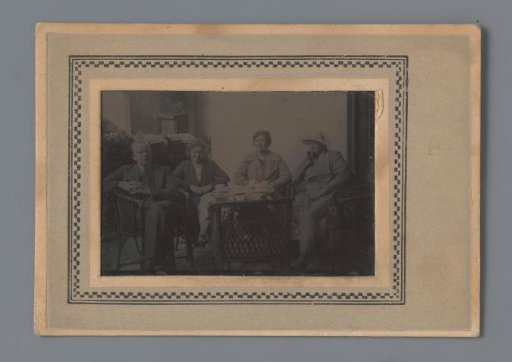 Family portrait in café Flora at Doorn