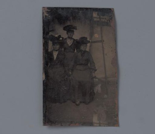Portrait of three unknown women with hats