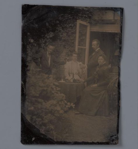 Portrait of the Van der Kop-Hoogendijk family, Wilhelmina Hoogendijk at the front right