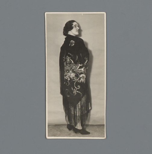 Mannequin with embroidered shawl from the Wiener Werkstätte