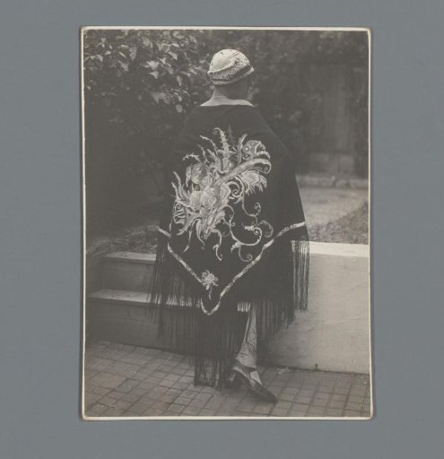 Mannequin with embroidered shawl, model 'bird', from the Wiener Werkstätte