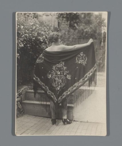 Mannequin with embroidered shawl, model no. 13, from the Wiener Werkstätte