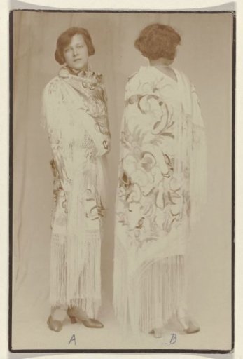 Two mannequins with an embroidered shawl from the Wiener Werkstätte