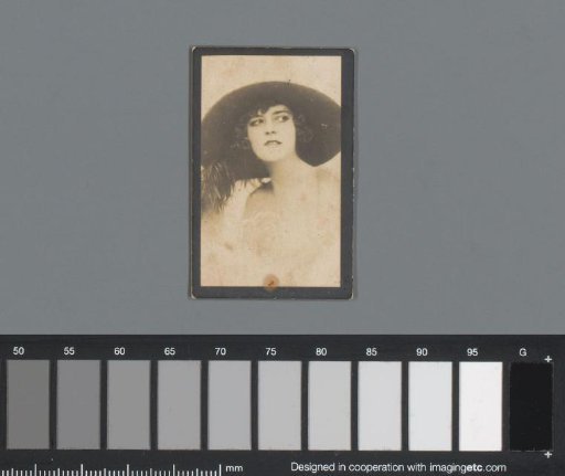 Portrait of an unknown woman with wide hat, advertisement for Theodorus Niemeyer BV
