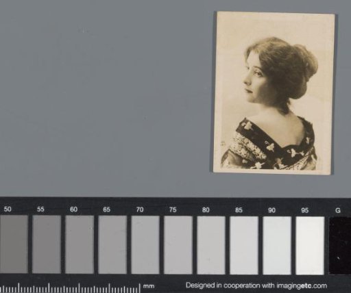 Portrait of an unknown woman with updo hair and a shawl, advertisement for Mafiadis et Cie in Constantinople