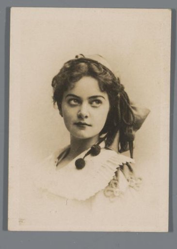 Portrait of an unknown woman with a hat and collar, advertisement for Mafiadis et Cie in Constantinople