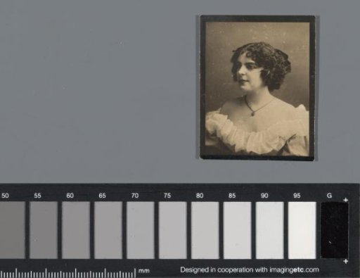 Portrait of an unknown woman, advertisement for A. Claeys & Vanden Bussche